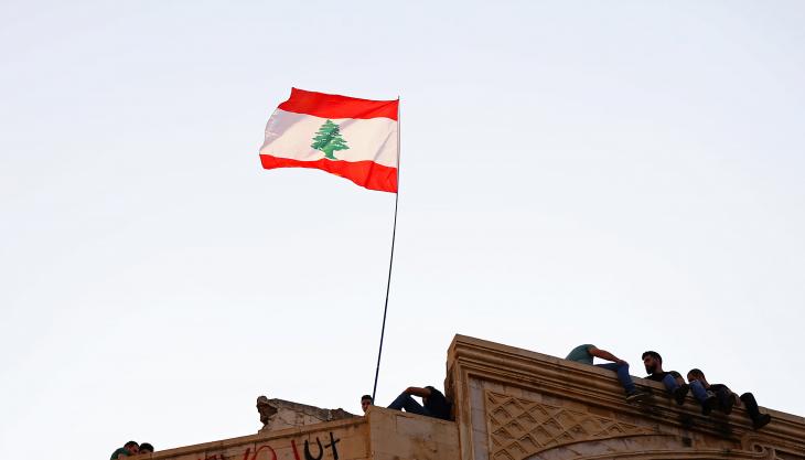 العلم اللبناني مرفرفاً. 