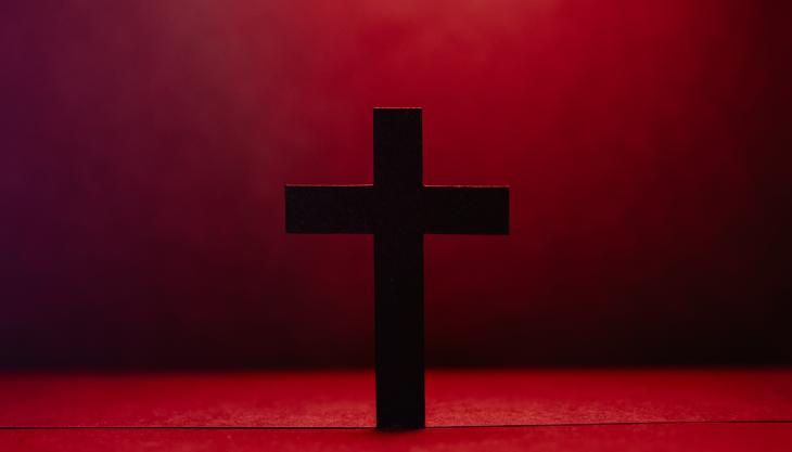 صورة لصليب مع خلفية حمراء.