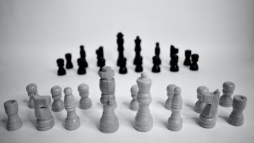 بيدق الشطرنج البيض في مواجهة البيادق السود. 