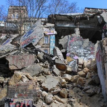 صورة لمدينة مدمّرة من جرّاء زلزال. 