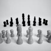 بيدق الشطرنج البيض في مواجهة البيادق السود. 