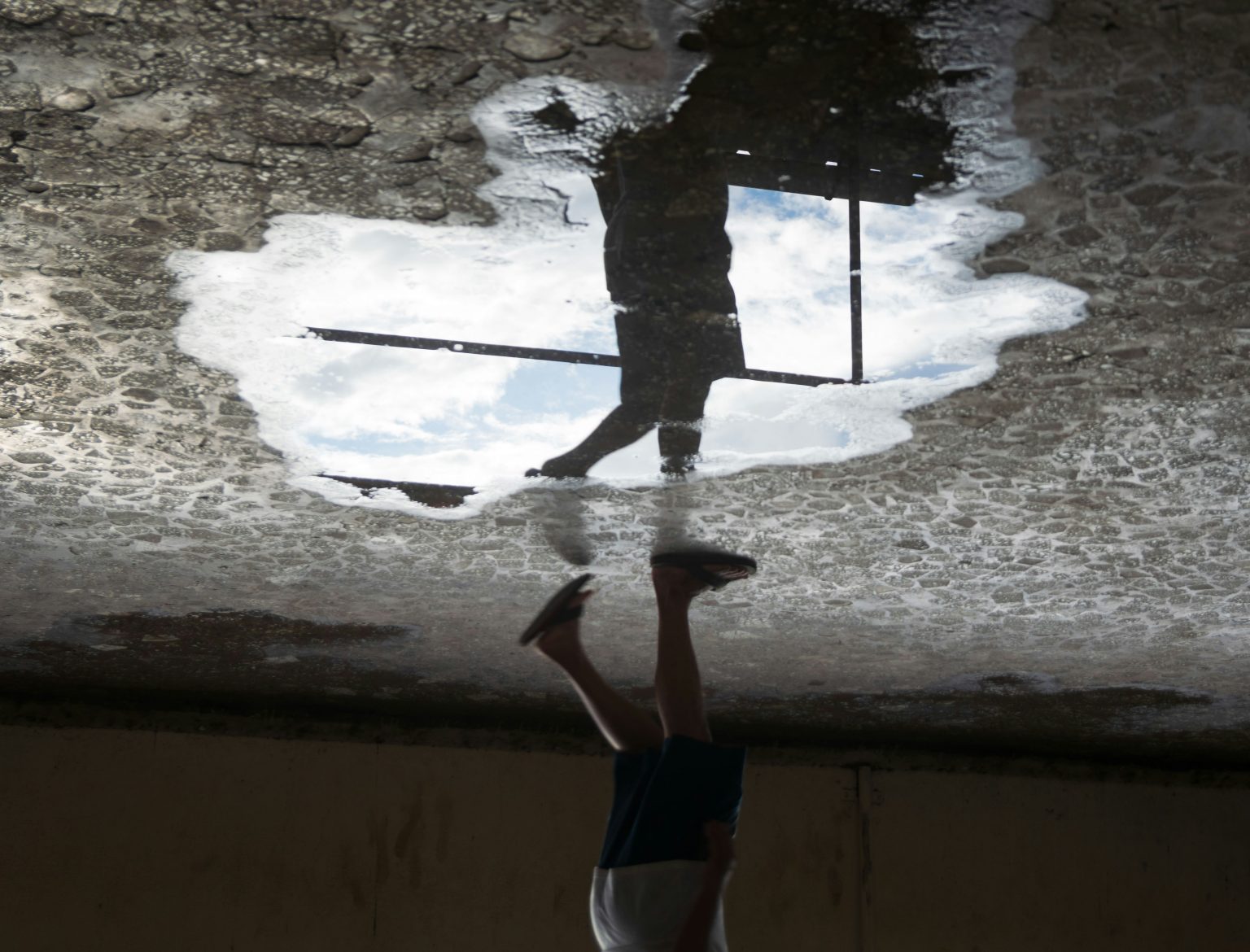 صورة لشخص يمشي وكأنه خيال.