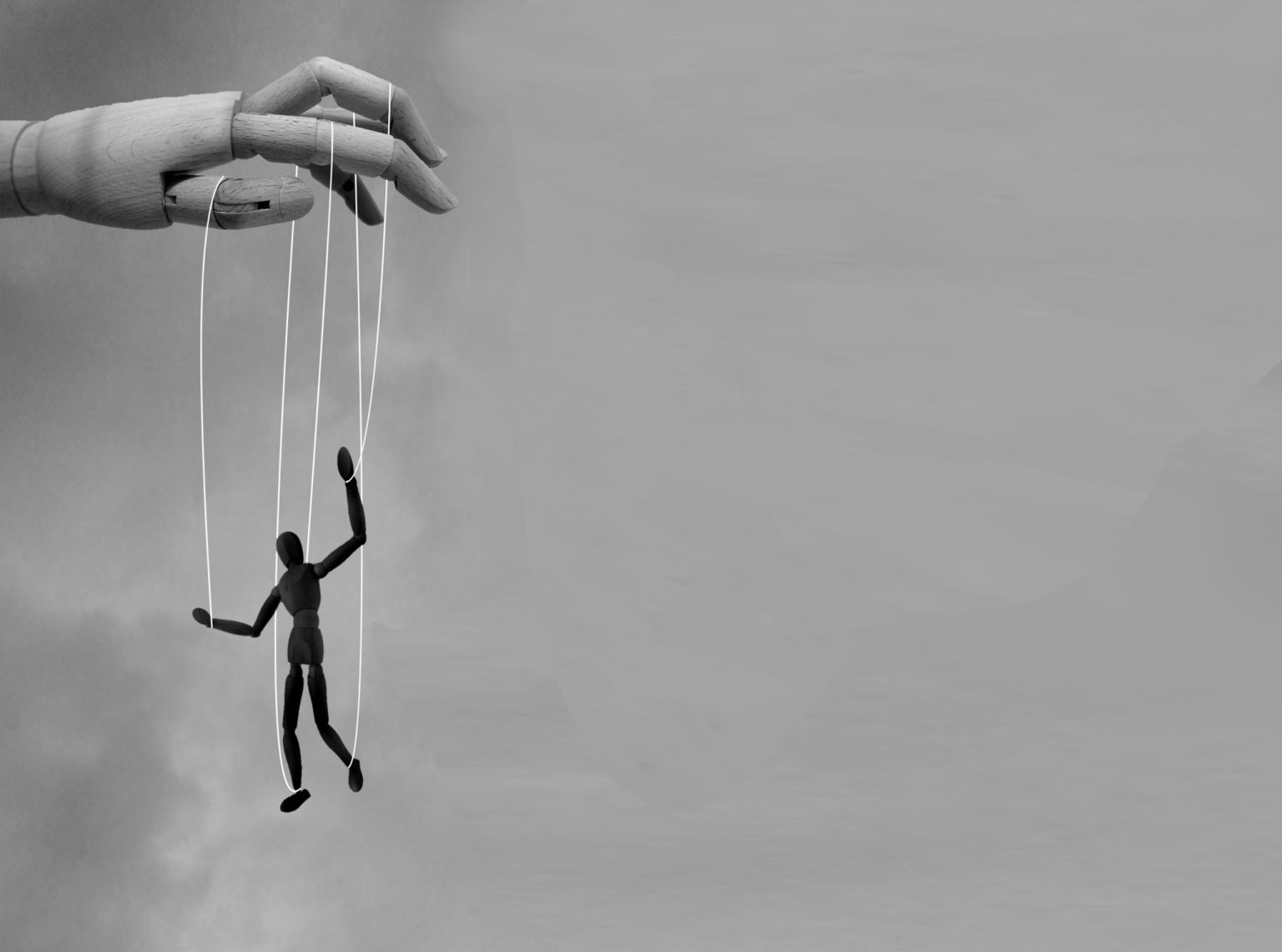 يد تحرّك لعبة خشبية.